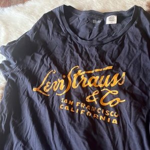 Levi tee